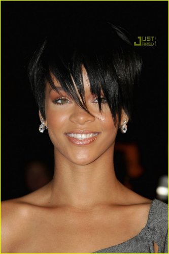 Celebrity Wallpaper: Rihanna Short Haircut Styles Photo Gallery
